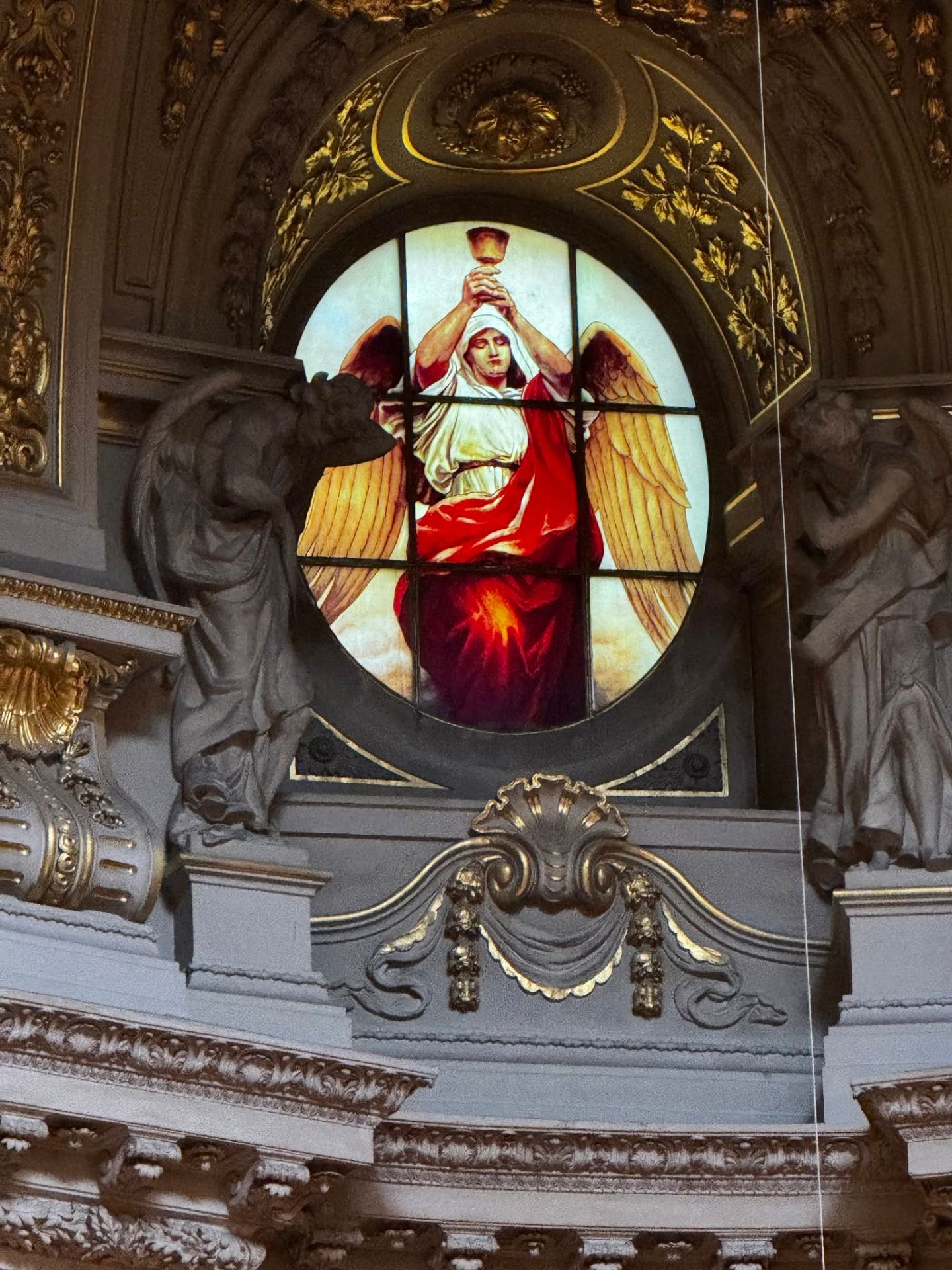 Kirchenfenster mit einem Engel als Zeichen christlicher Fürsorge